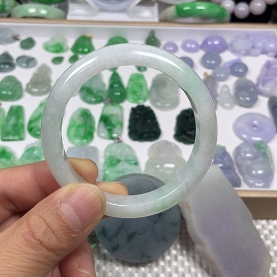 沈***煌翡翠未镶嵌颈饰漏：白月光手镯