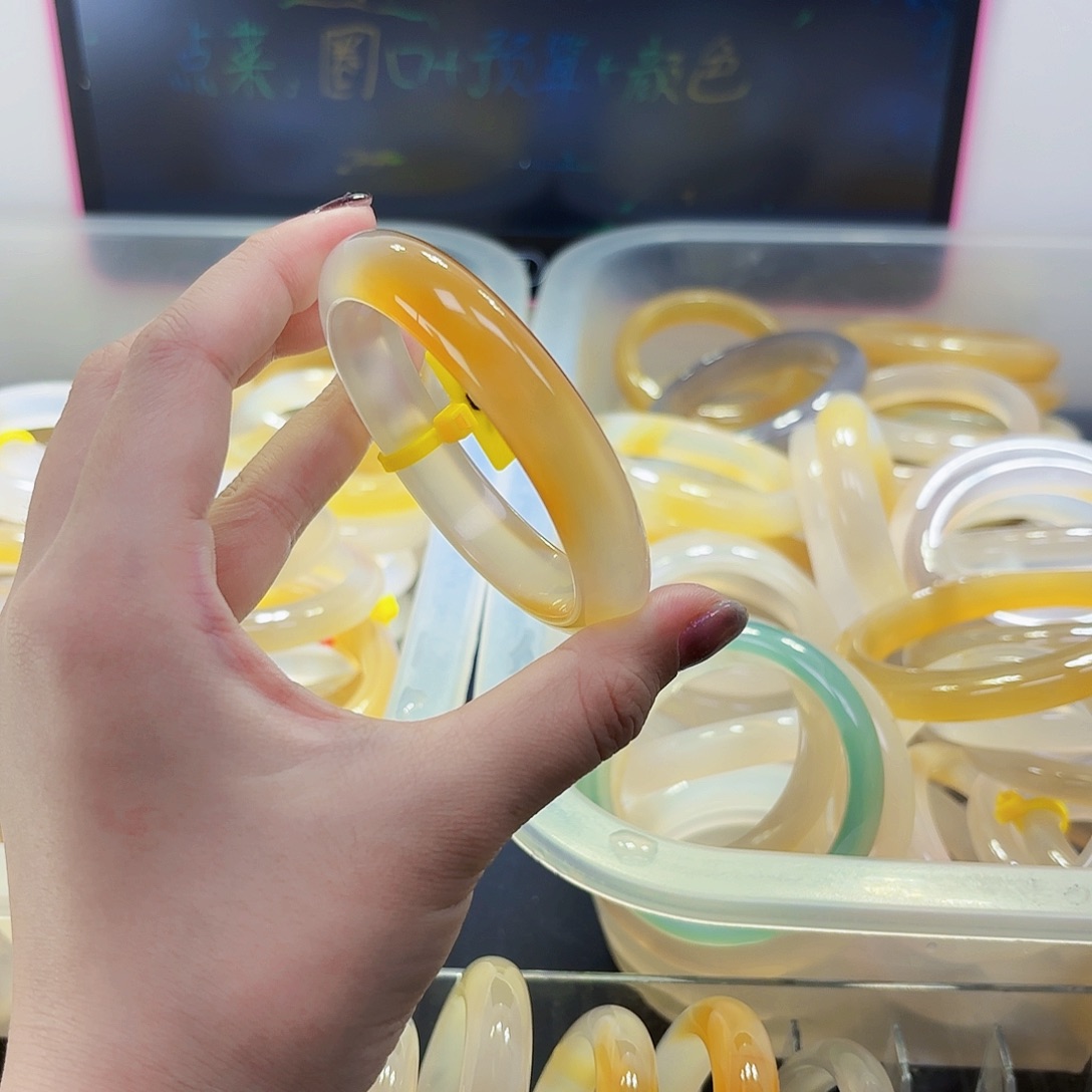 Q***e手镯玛瑙/玉髓合金