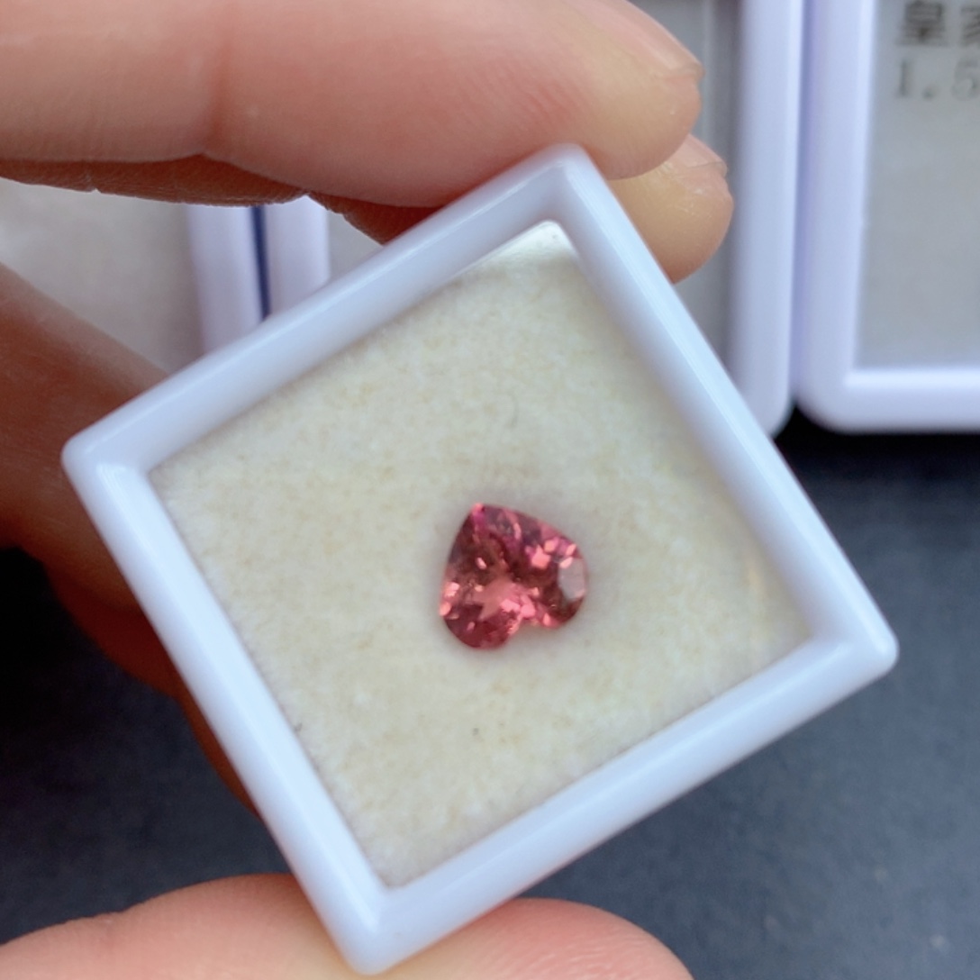 红色碧玺1.31克拉裸石未镶嵌