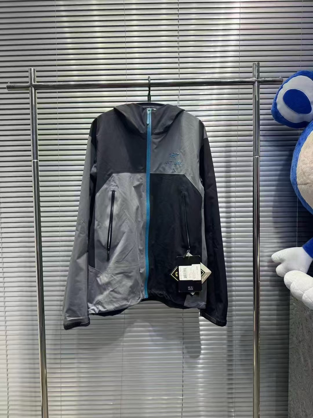 99新 ARC'TERYX/始祖鸟 拼接拼色拉链硬壳冲锋衣/M号