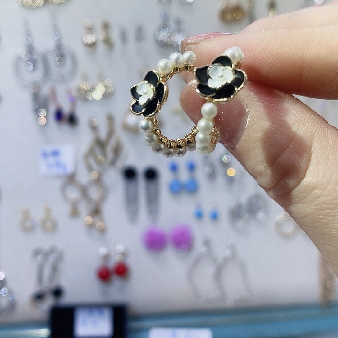 淡水珍珠银S925镶嵌耳饰