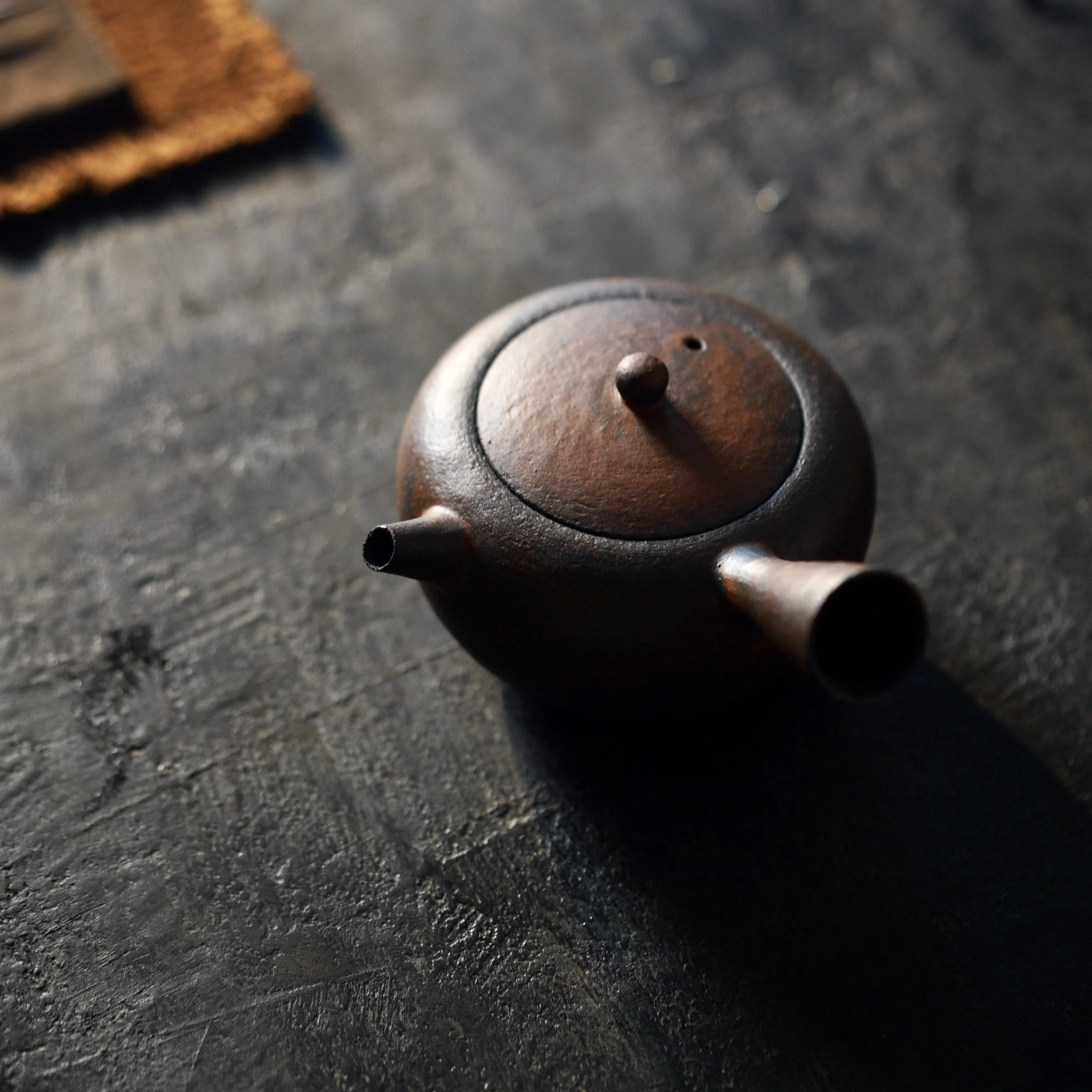 耕物集手工陶泥侧把煮茶壶 中式复古宫墙红家用大容量侧把烧水壶