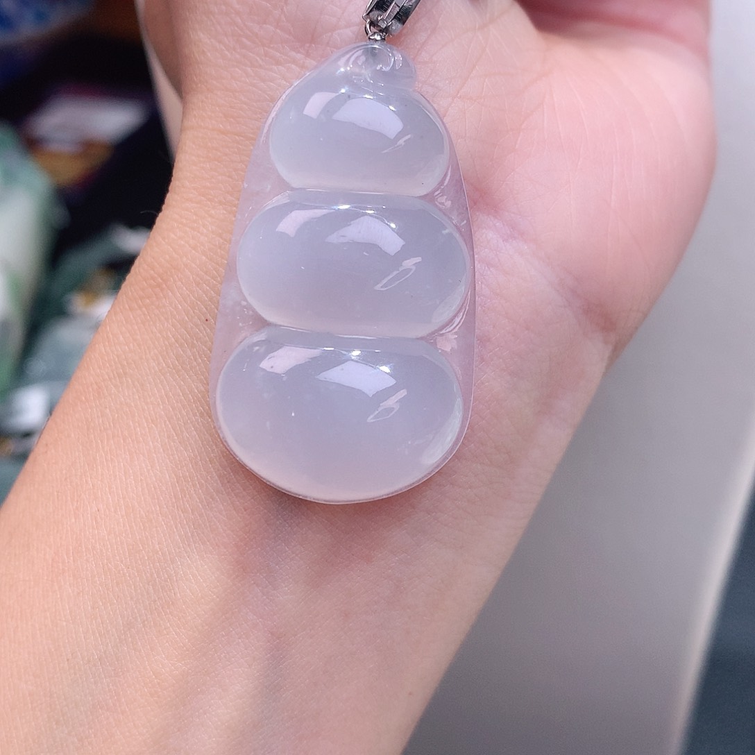 颈饰18K金镶嵌翡翠茅台白大福豆