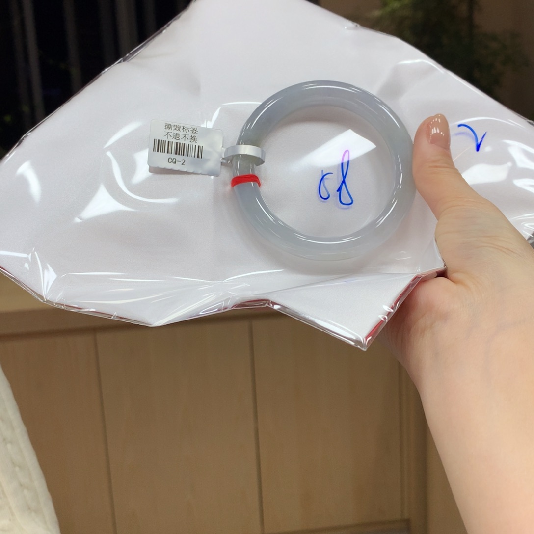 翡翠手镯未镶嵌不退不换