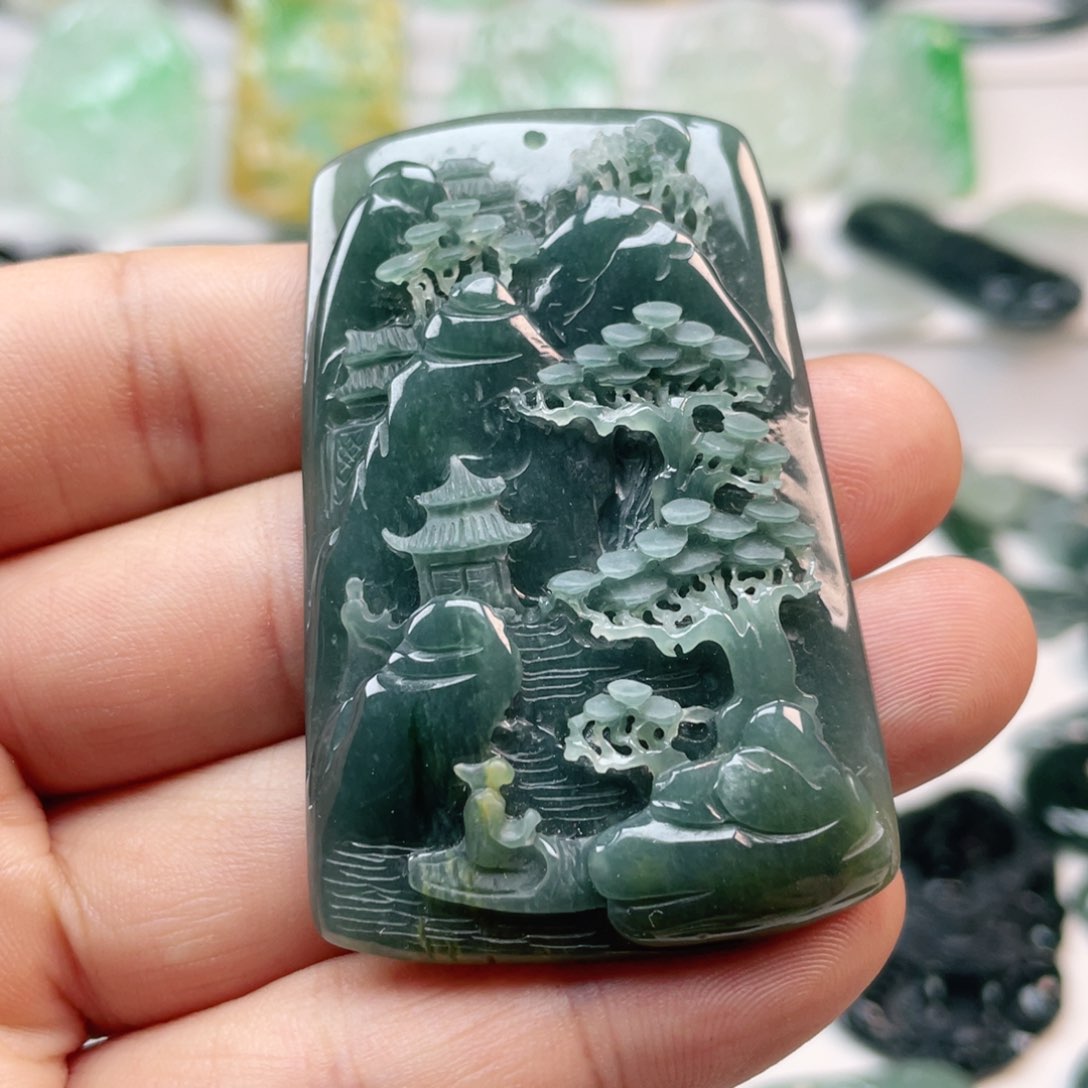 翡翠颈饰未镶嵌山水