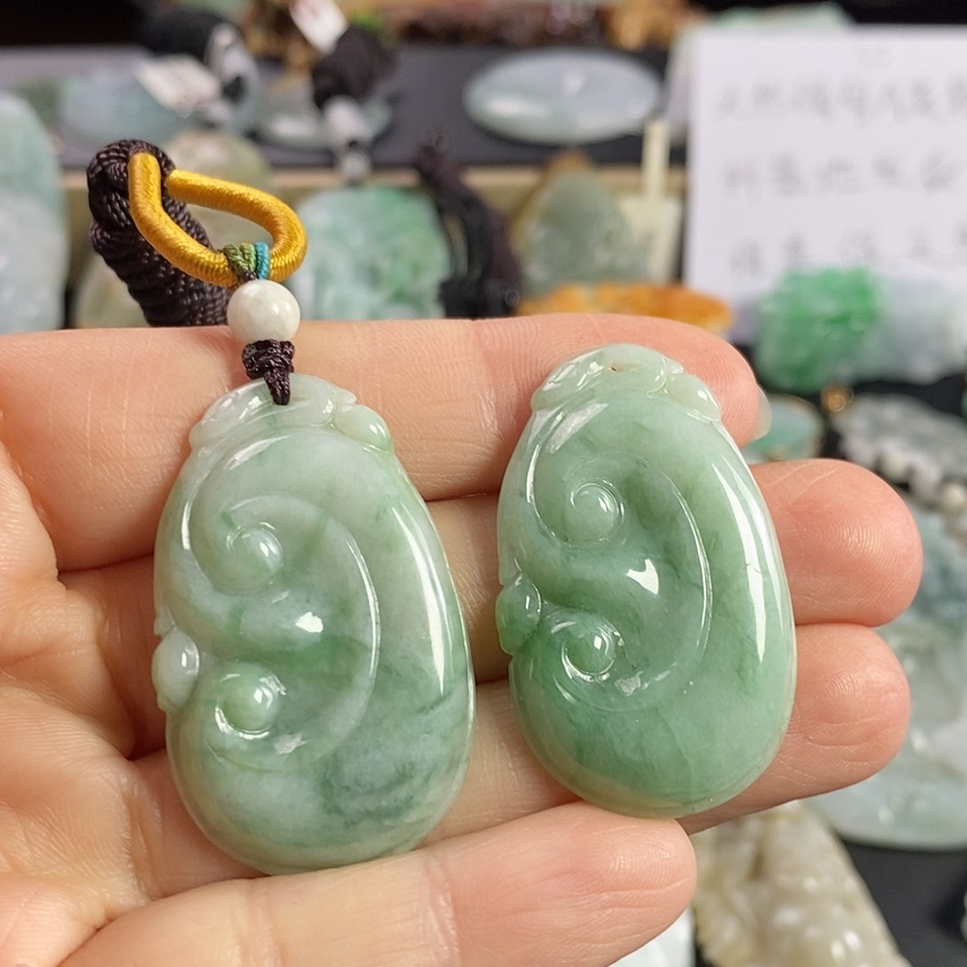 翡翠颈饰未镶嵌如意