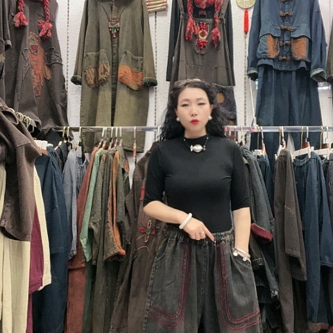 刺绣招财猫牛仔大兜牛仔裤