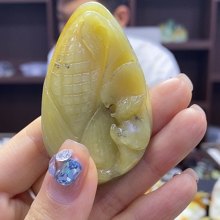 蛇纹石玉未镶嵌颈饰