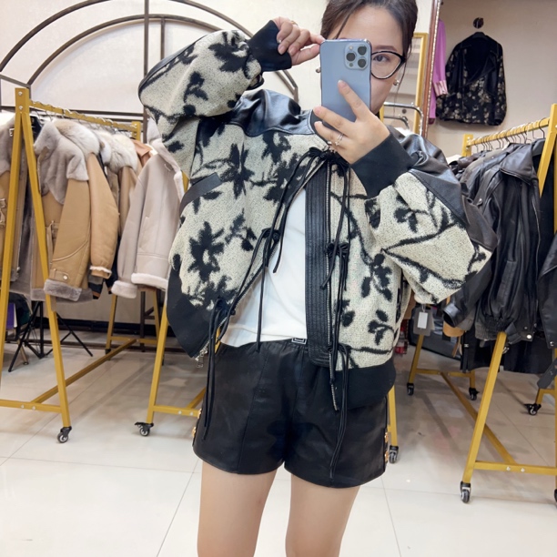 网红同款春新款真皮皮衣女短款立领拉绵羊皮拼布棒球服夹克外套JD