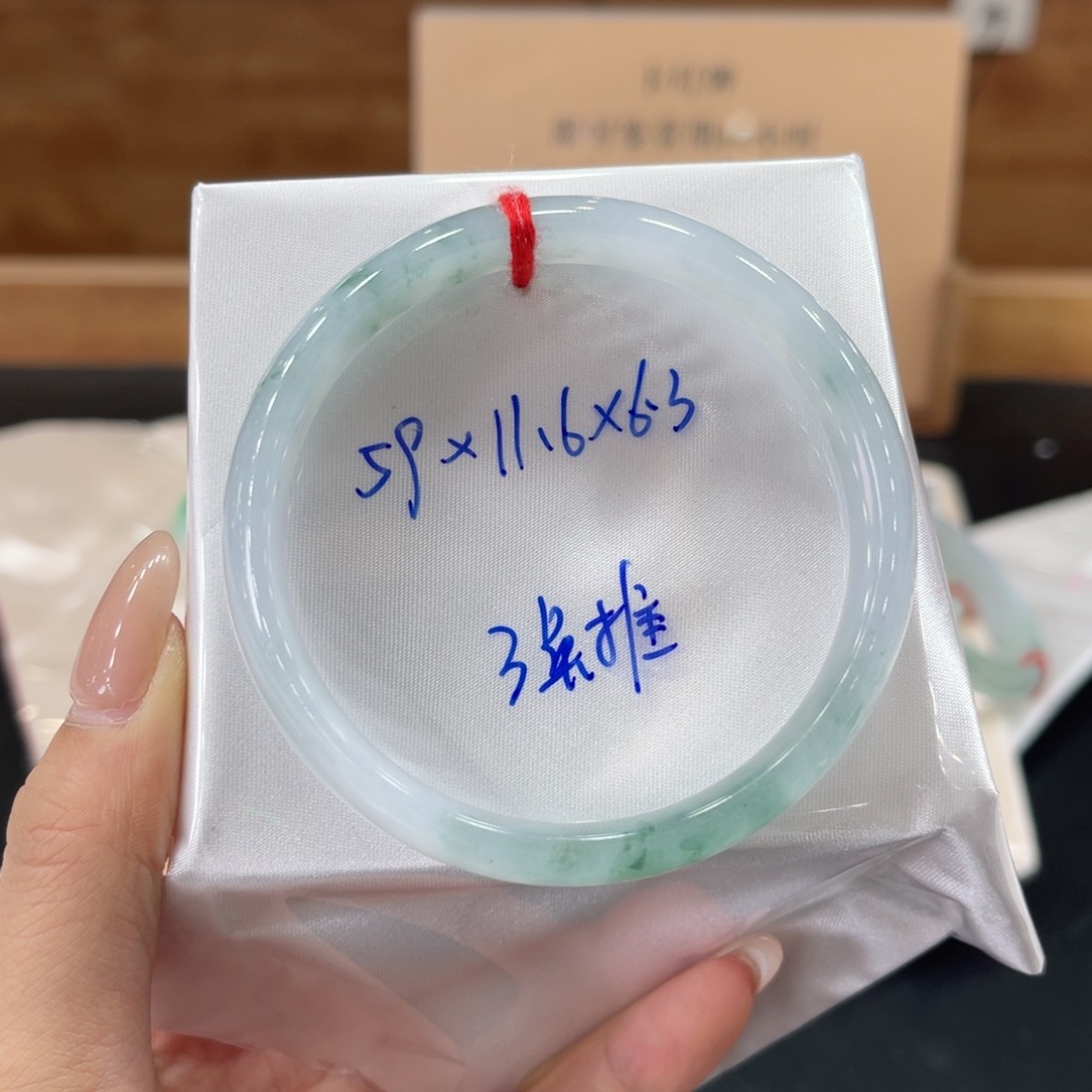 未镶嵌手镯翡翠是****～翡翠