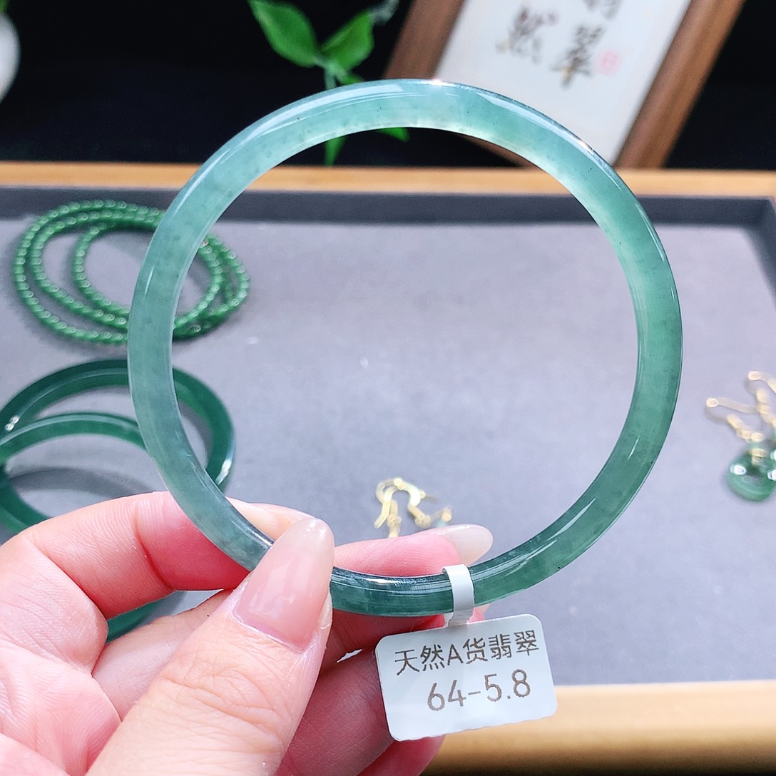 翡翠手镯（圆镯）未镶嵌