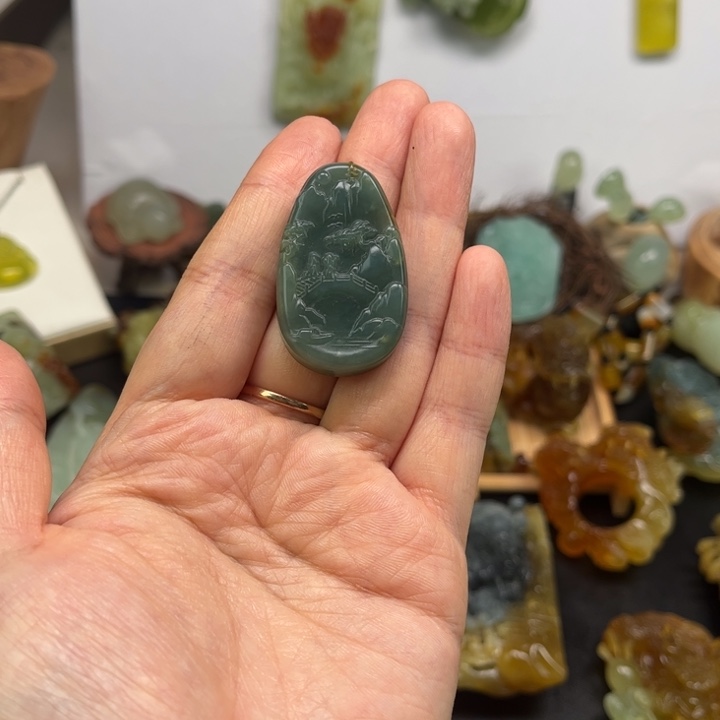 得***.蛇纹石玉未镶嵌颈饰