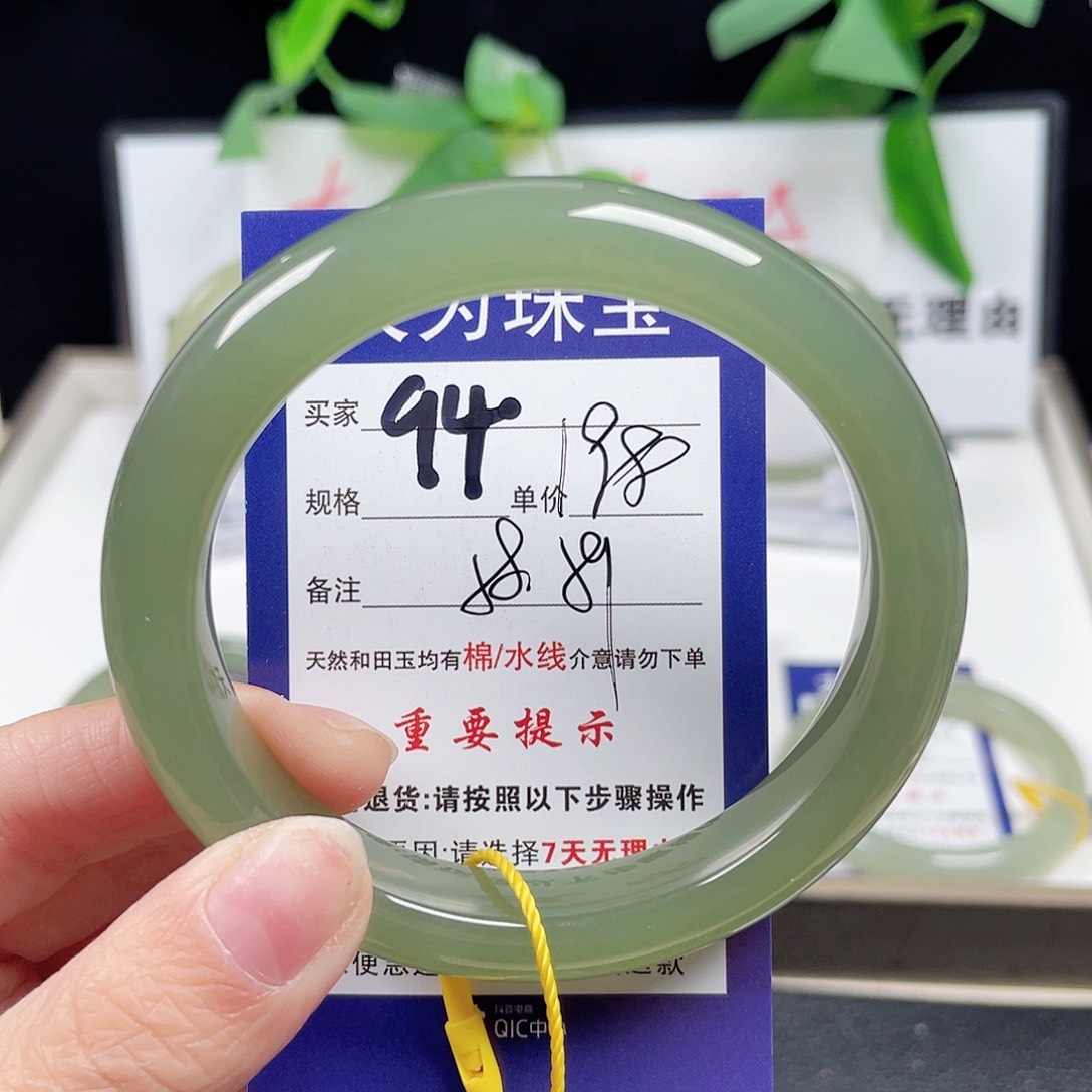 和田玉手镯未镶嵌我***璐