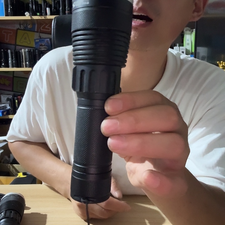 微笑鲨手电微瑕无电池