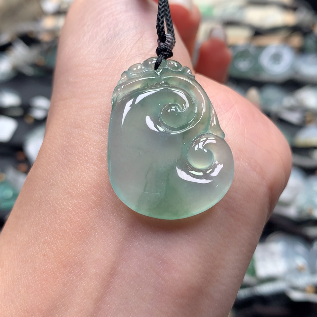 翡翠颈饰未镶嵌如意