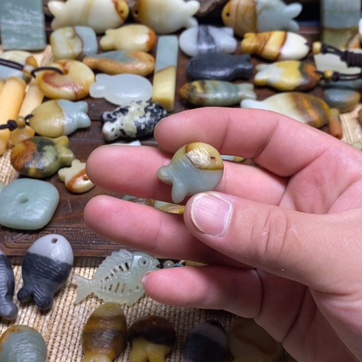 s***n蛇纹石玉未镶嵌颈饰