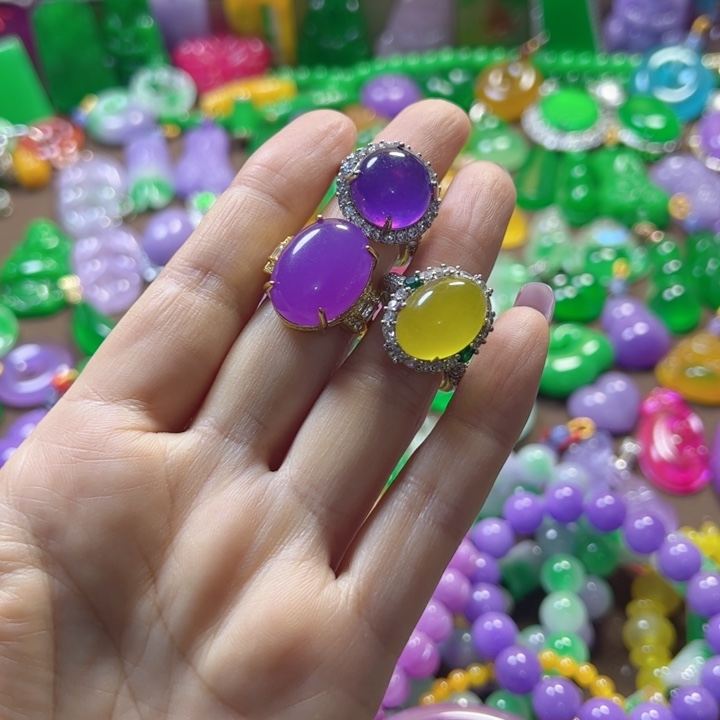 翡翠未镶嵌颈饰戒指