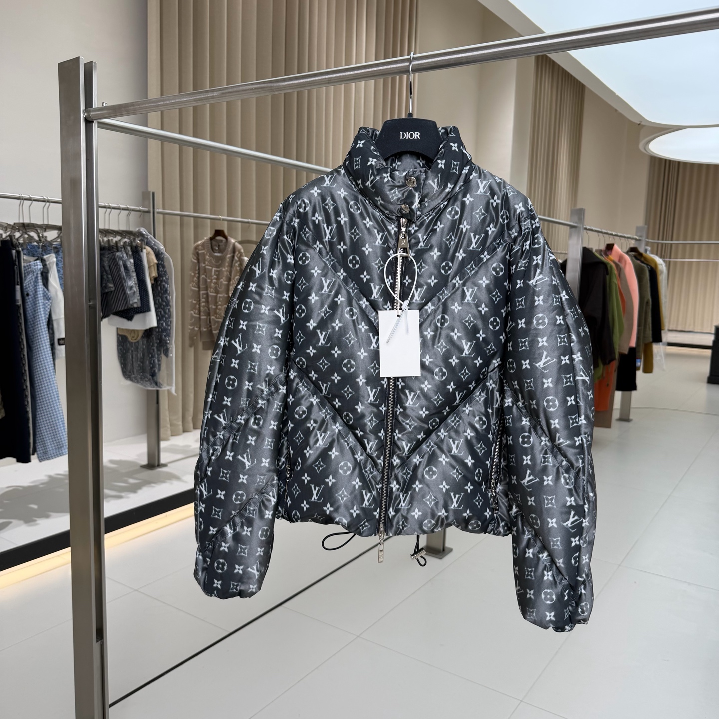 99新 LouisVuitton/路易威登 银灰色满印羽绒服 36码 GM306043