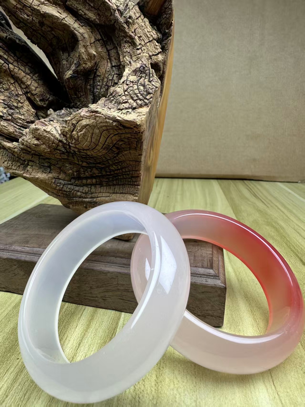 百搭气质白色饰品玉髓镯