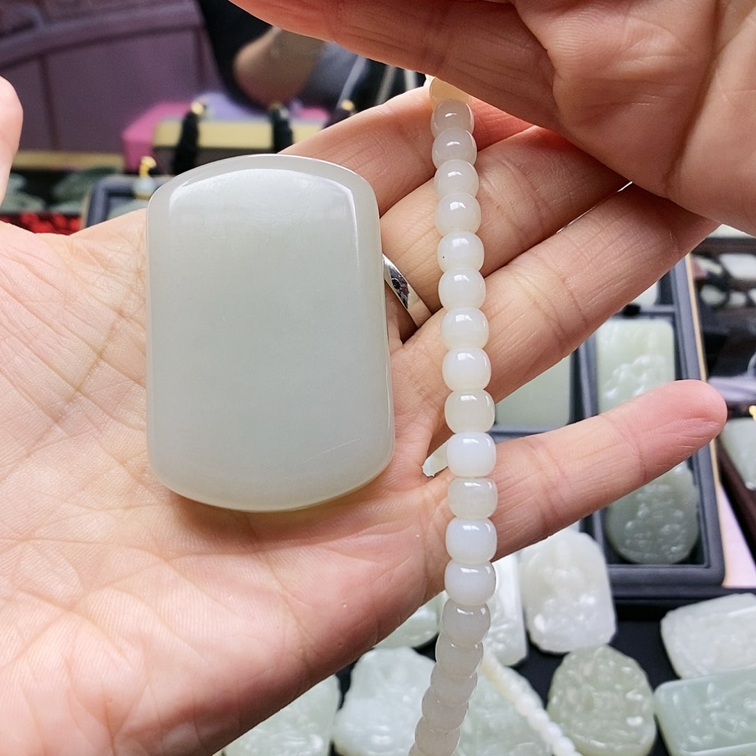 和田玉颈饰未镶嵌放**己