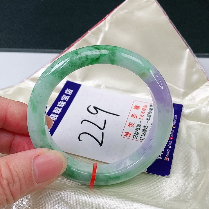 翡翠手镯未镶嵌翡翠
