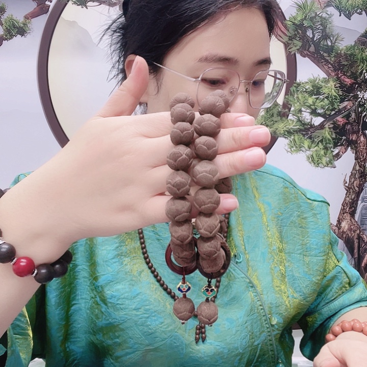 心***女1.8九子天香手持两条