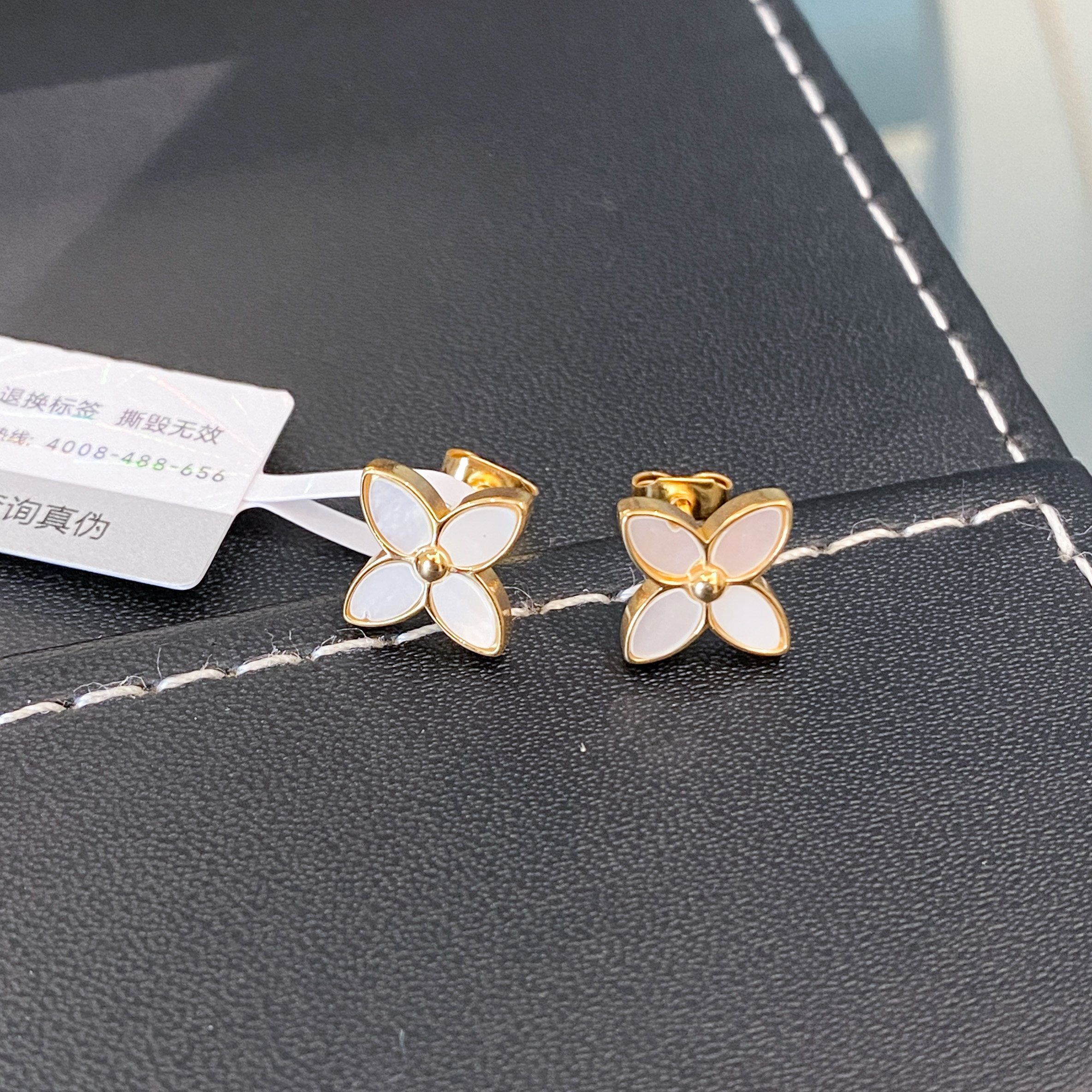 钛钢贝壳耳饰 金色  幸运草耳钉  210