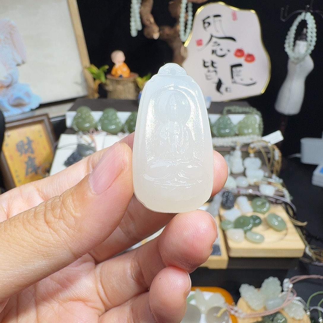 阿***泽和田玉未镶嵌颈饰