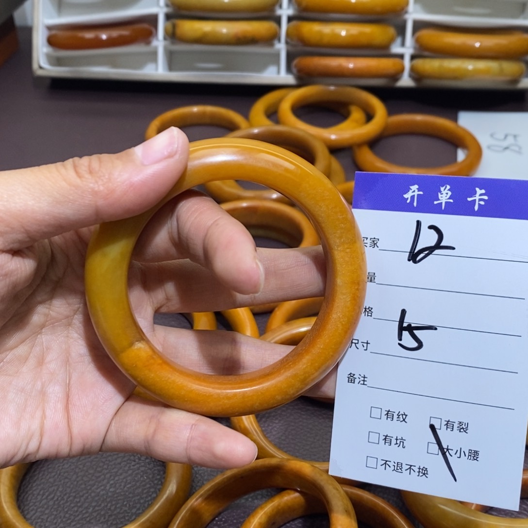 未镶嵌蛇纹石玉手镯℃***阳