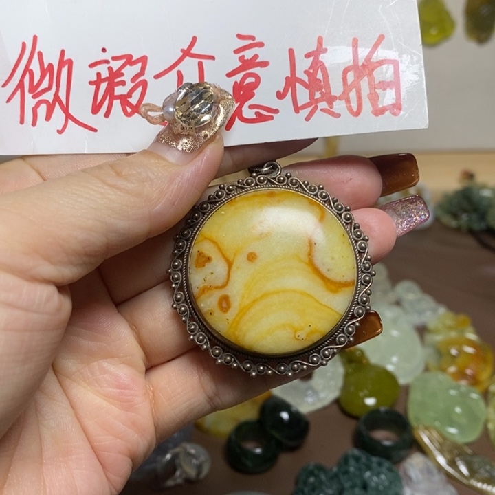 蛇纹石玉吊坠钛钢