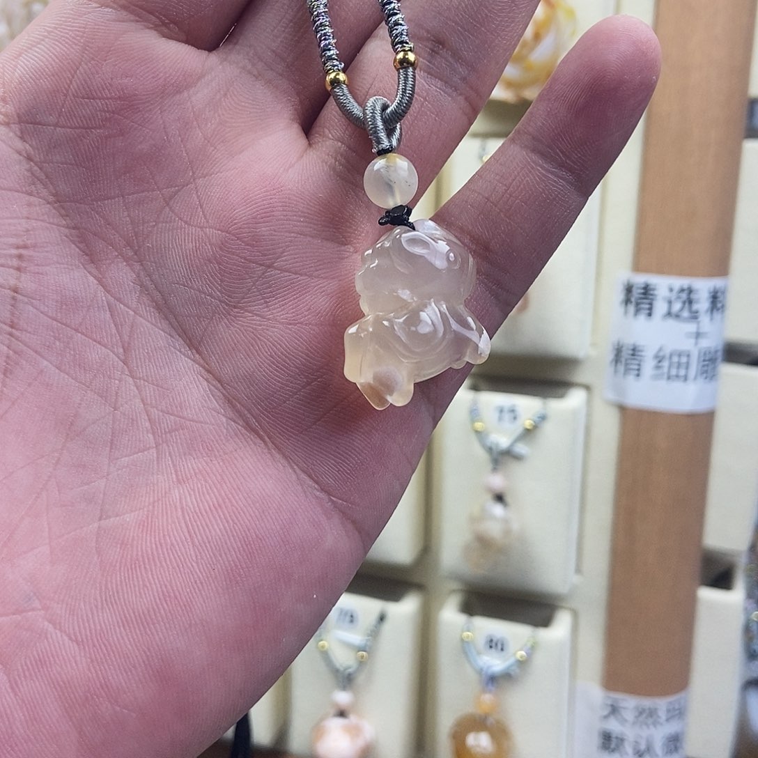 石英质玉未镶嵌颈饰?****