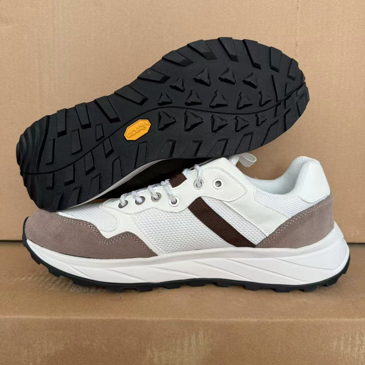 爪V底低帮透气户外登山鞋