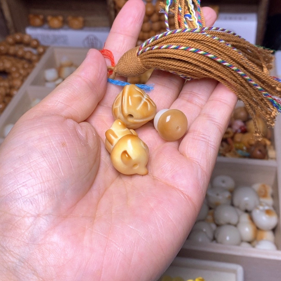 ～***～吊坠猴头核桃金色流苏 富甲 小熊 葫芦 