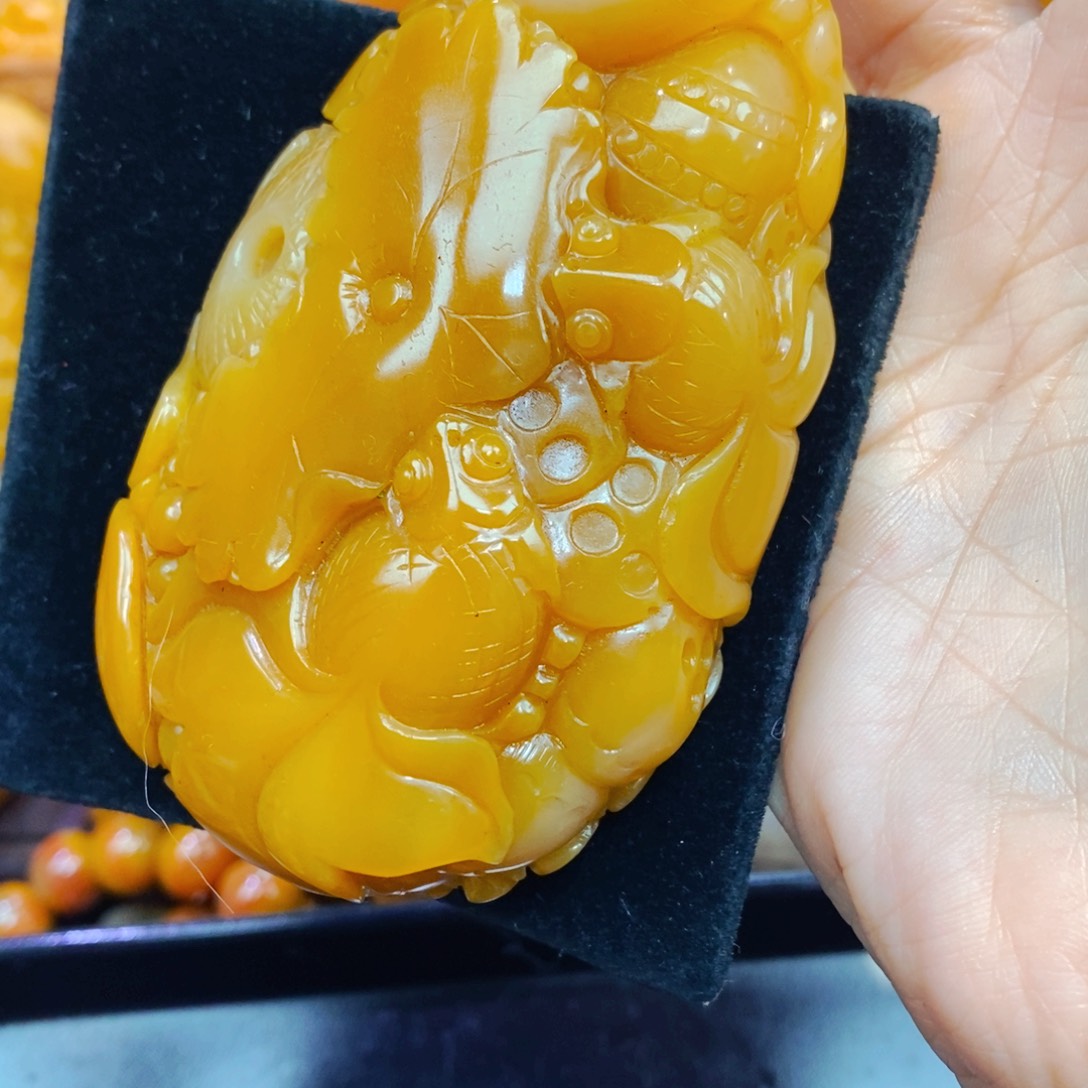 未镶嵌石英质玉（黄龙玉）颈饰