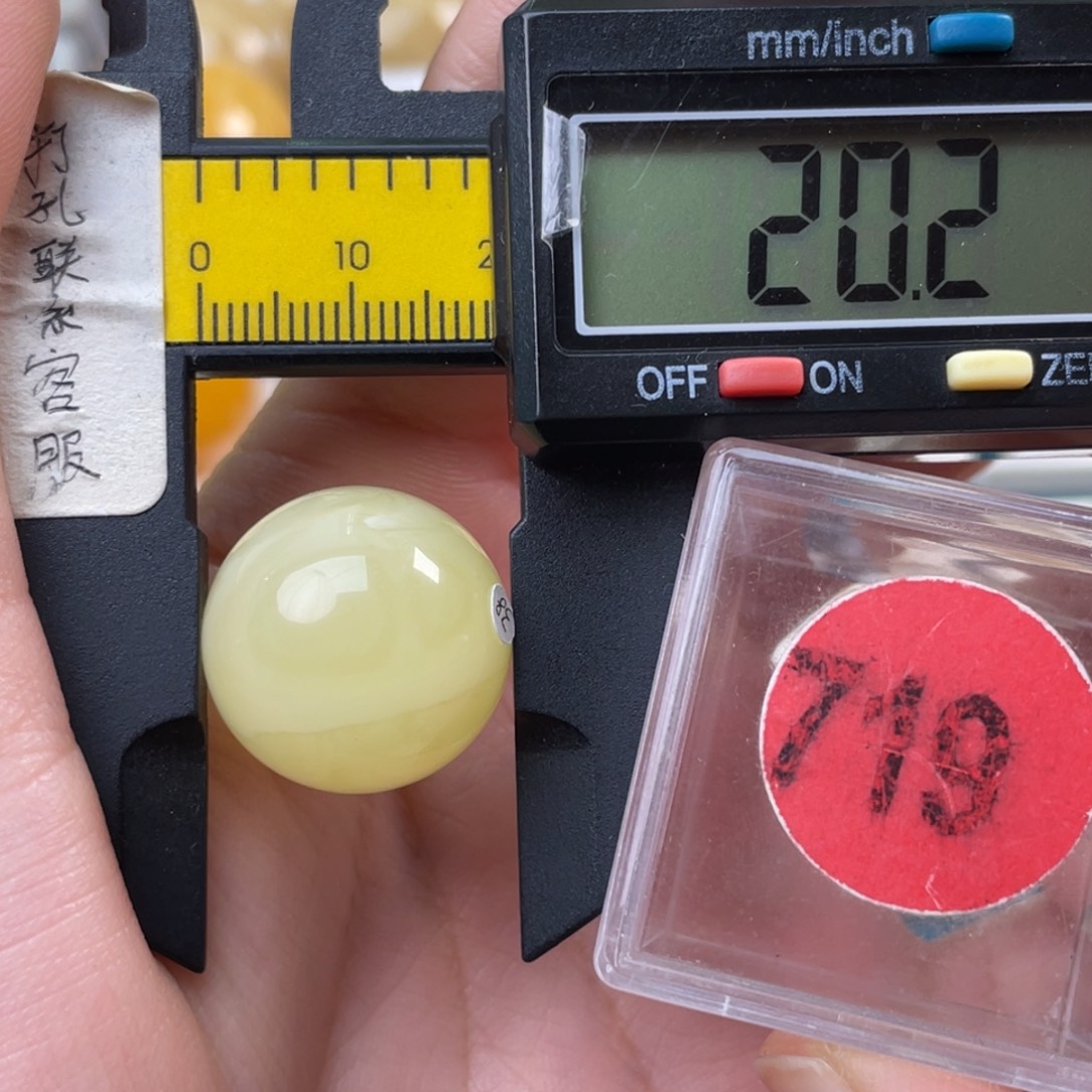 老***孩蜜蜡未镶嵌珠宝奇石瑕疵