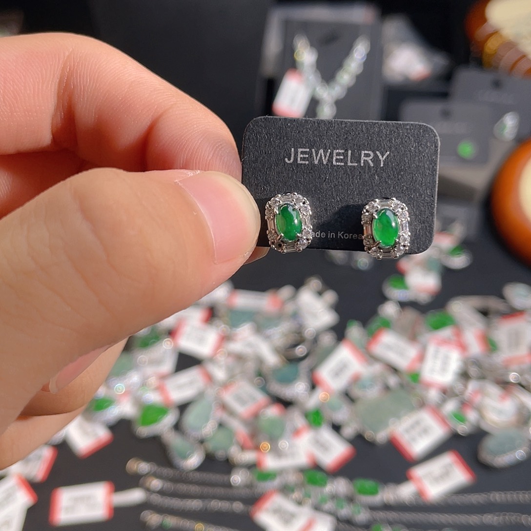 翡翠未镶嵌耳钉 