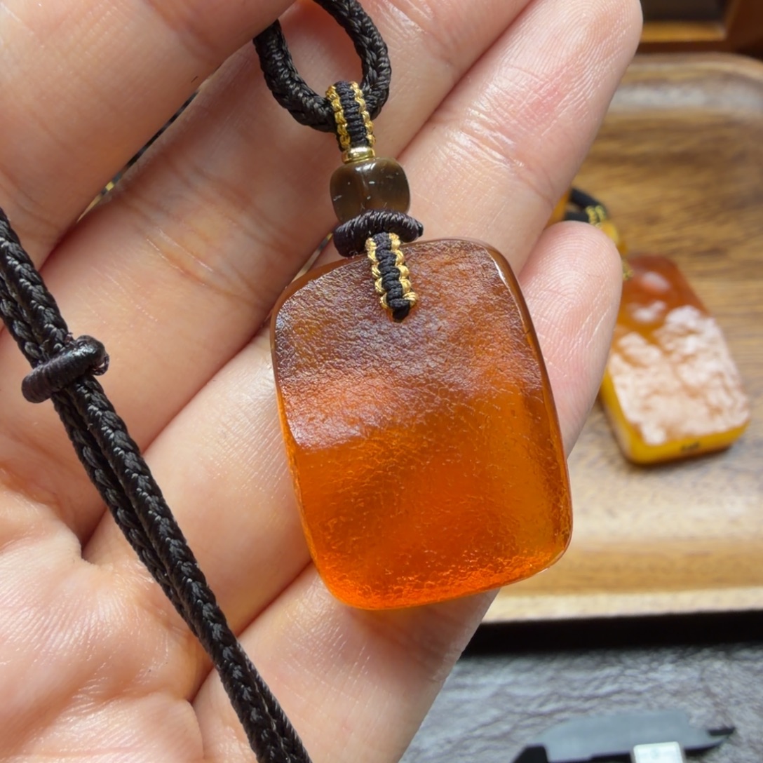 琥珀未镶嵌吊坠(赠链)