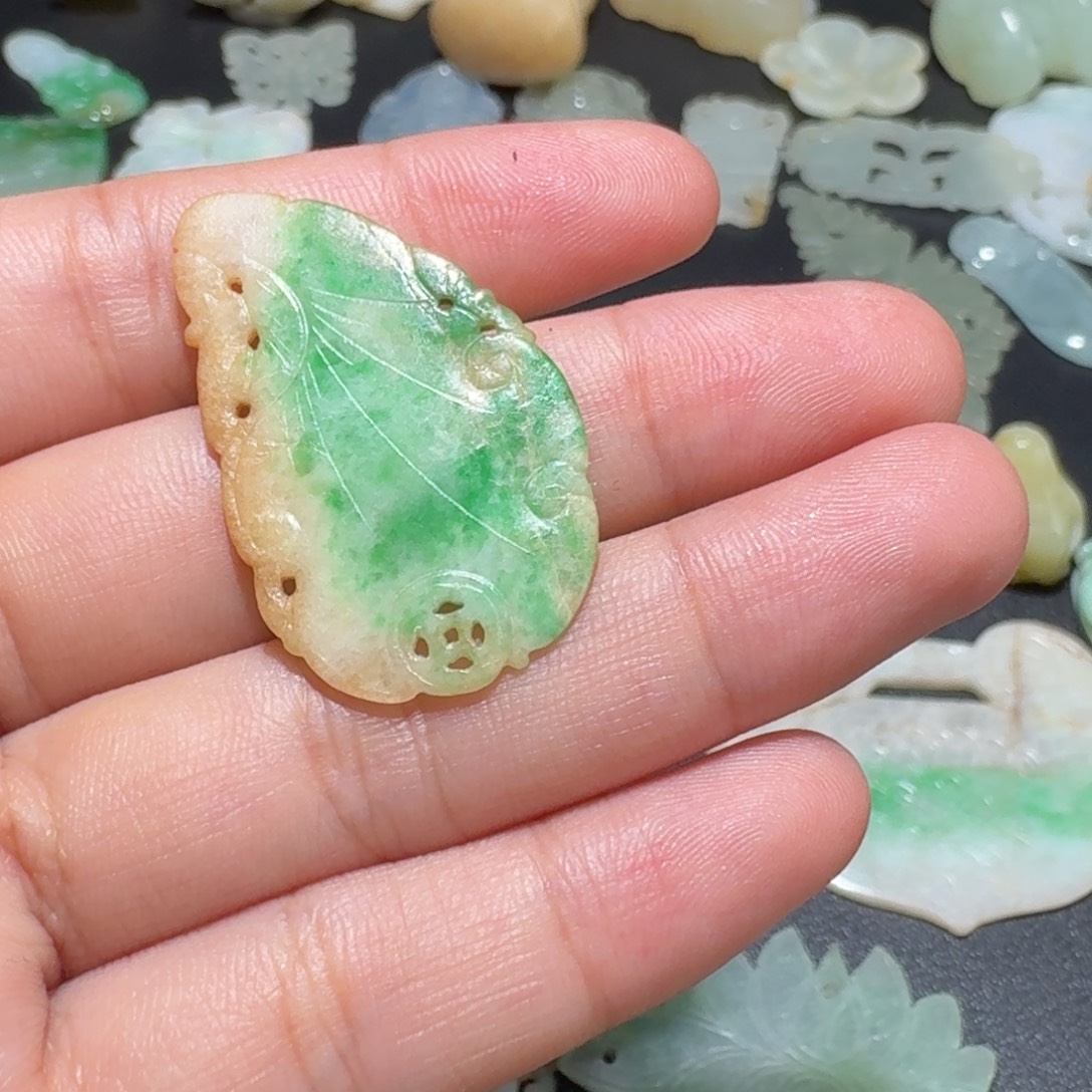 星***灯翡翠未镶嵌颈饰1111