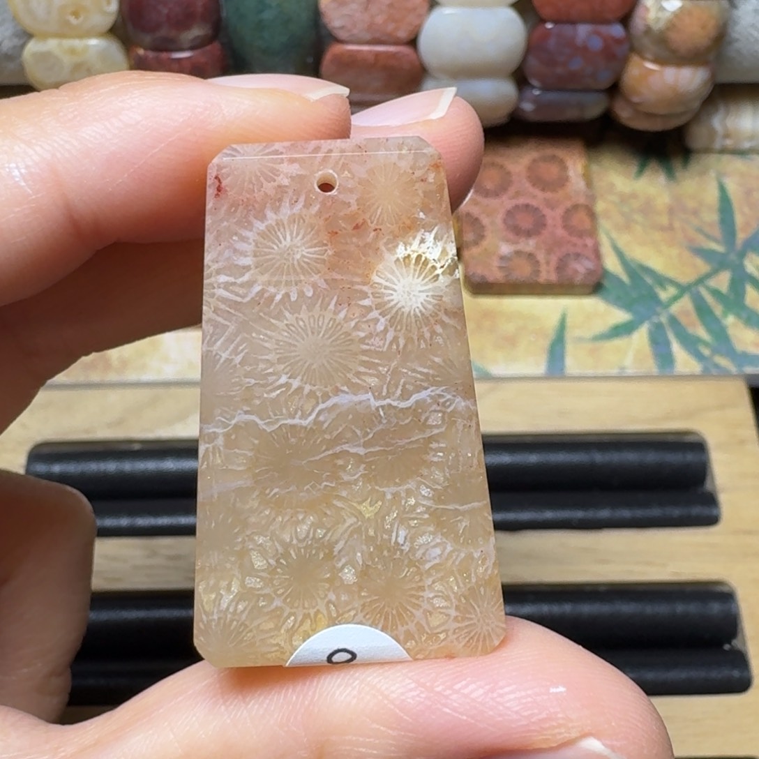 硅化玉飘粉的灯美人，有瑕特价未镶嵌