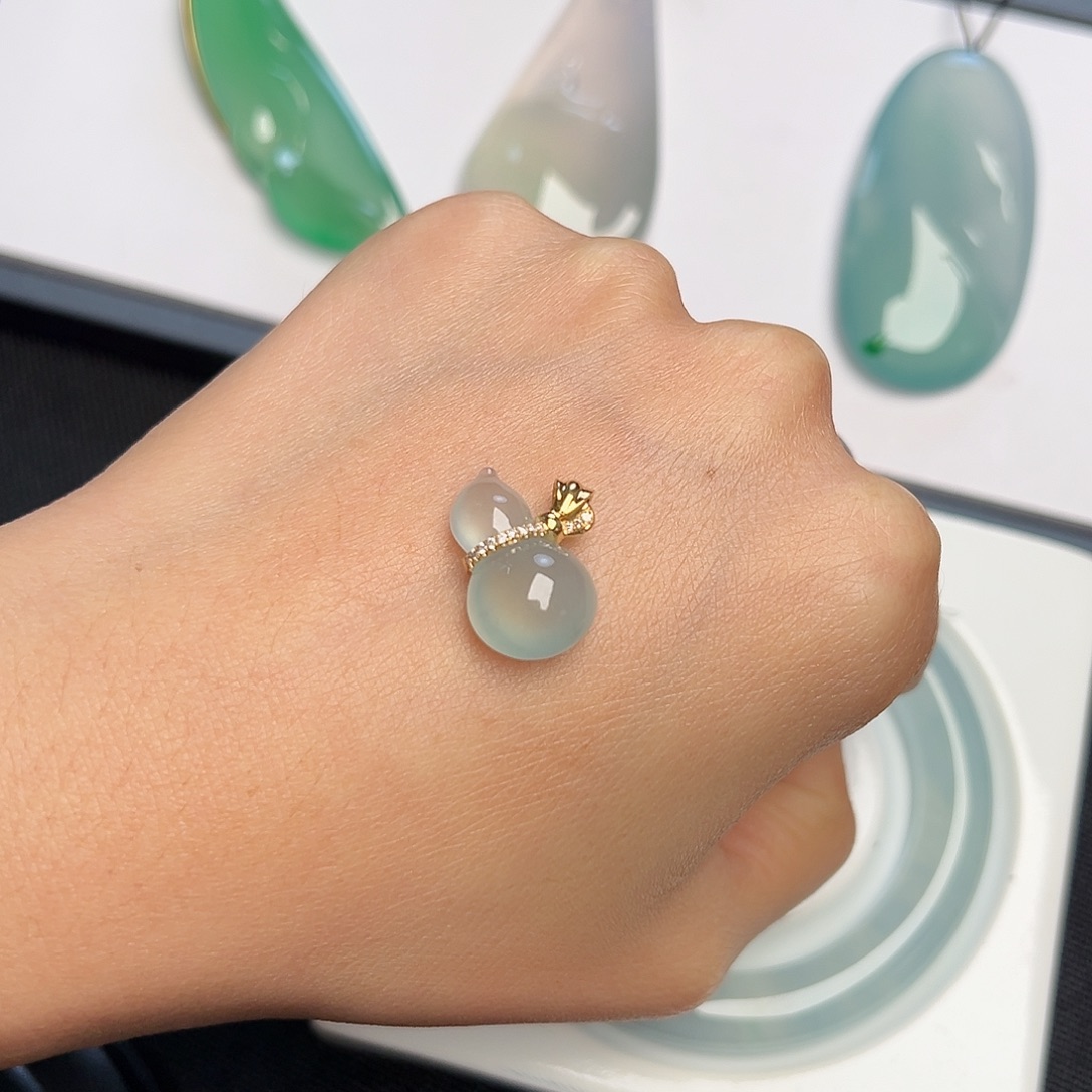 翡翠18K金镶嵌颈饰           