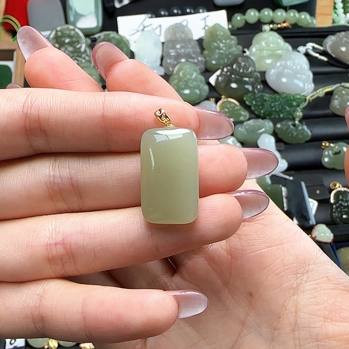 颈饰18K金镶嵌和田玉