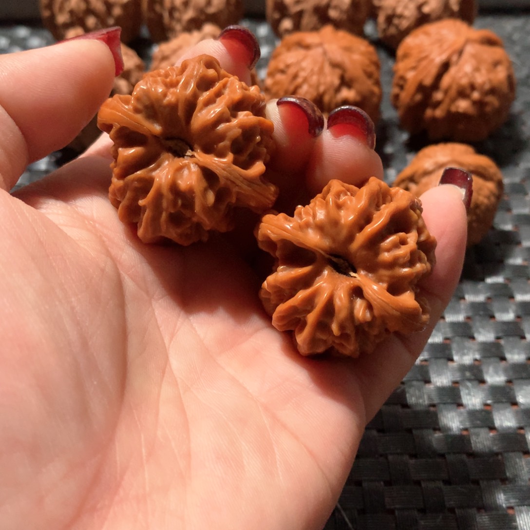 文玩核桃把件有微瑕大龙