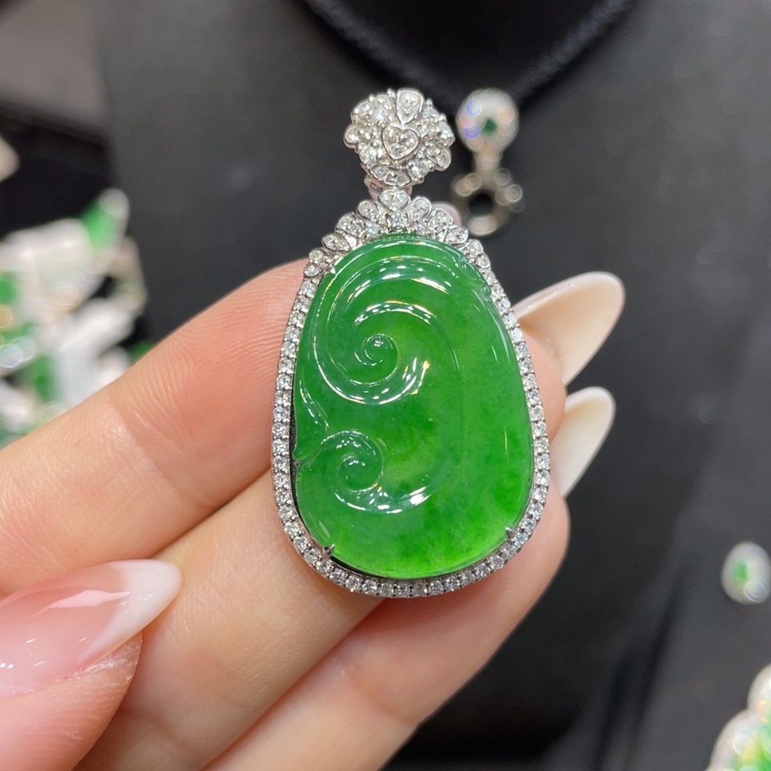 翡翠18K金镶嵌颈饰天然缅甸翡翠a货