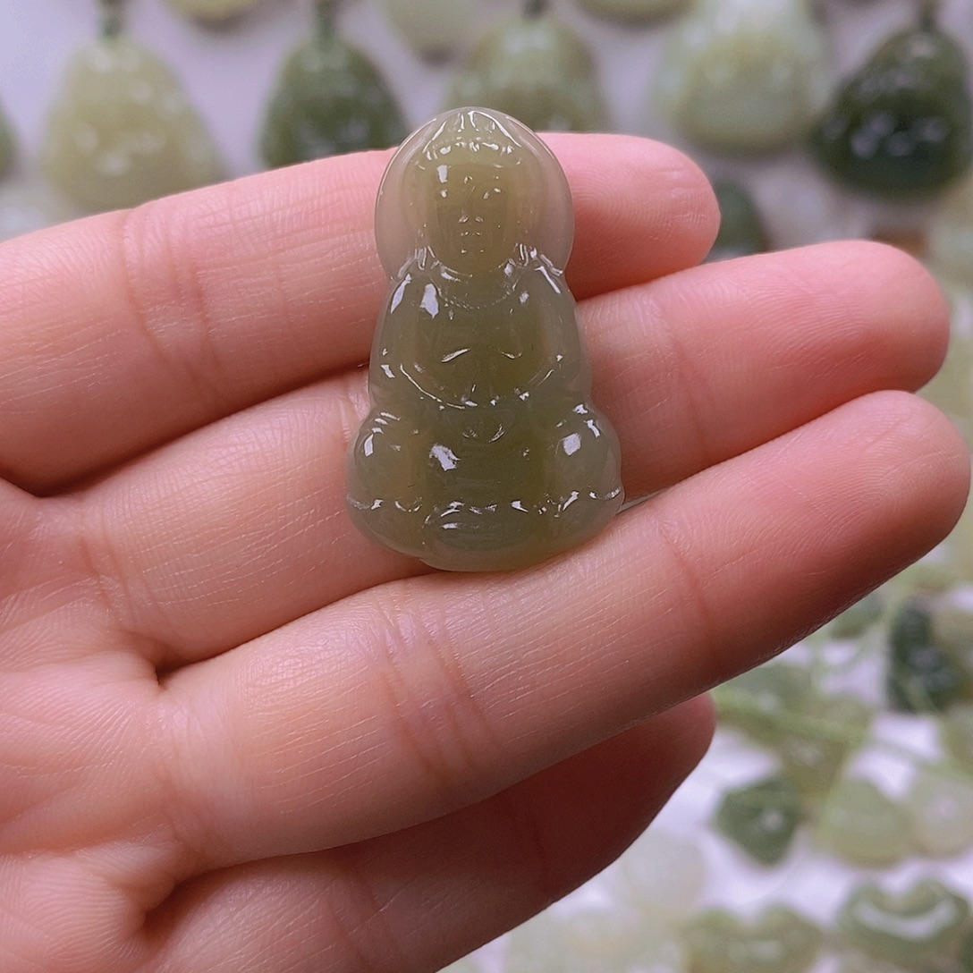 李***慧和田玉未镶嵌颈饰