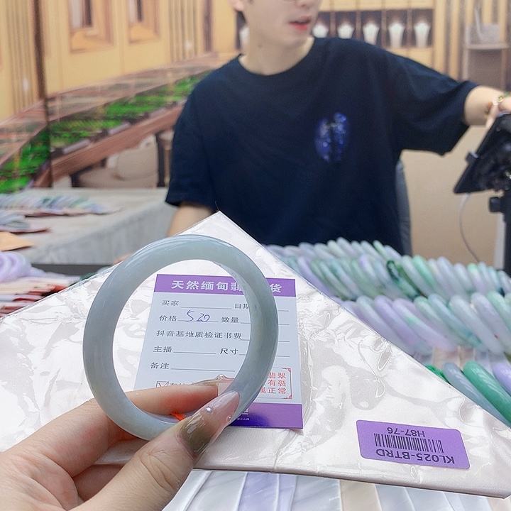 翡翠手镯未镶嵌tyuttiytiiui
