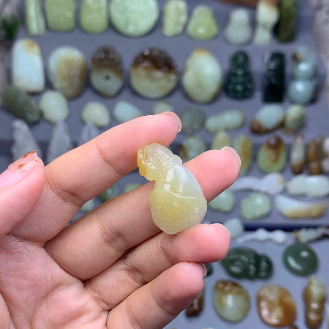 逆***8和田玉未镶嵌挂件