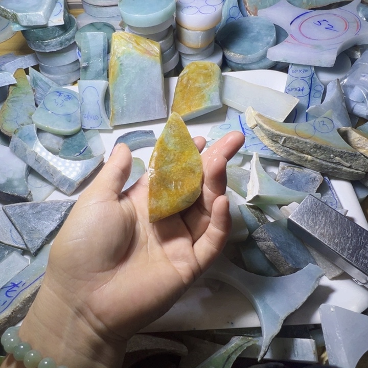 颈饰未镶嵌翡翠一**黄