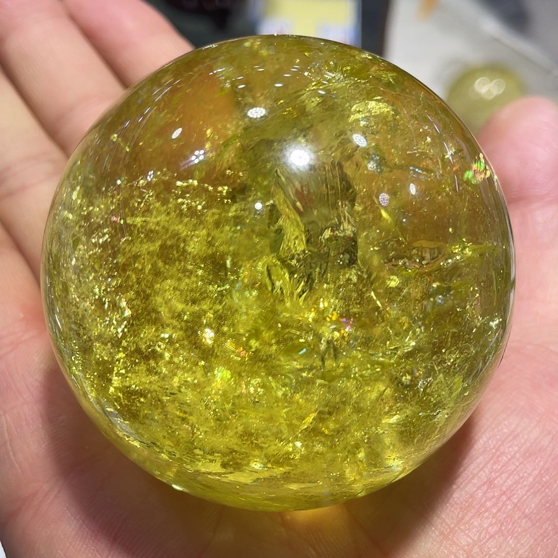 水晶水晶球摆件未镶嵌爱***?