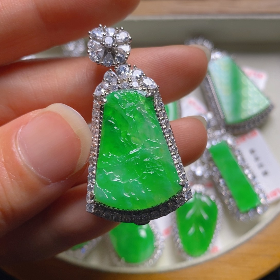 翡翠颈饰银S925镶嵌山水吊坠