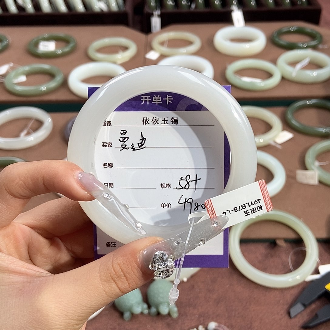 和田玉手镯未镶嵌曼*